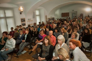 Na konferenci byli nejen autoři dopisů vnoučatům, ale také studenti dvou pražských základních škol.  Foto Jan Šilpoch / Konto Bariéry